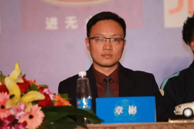 弗氏理论显然把弗氏本人置于父的位置，他仿佛在说:你这个小子对我心怀怨恨，都是因为你图谋不轨……你恋母!而基哈尔则站在子的位置，委屈地反击:我是无辜的，我只不过是遵从孝者肖也的命令①，你就定我罪。